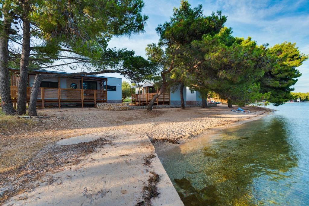 Fotografie z fotogalerie ubytování Apartments by the sea Pirovac, Sibenik - 16363 v destinaci Pirovac