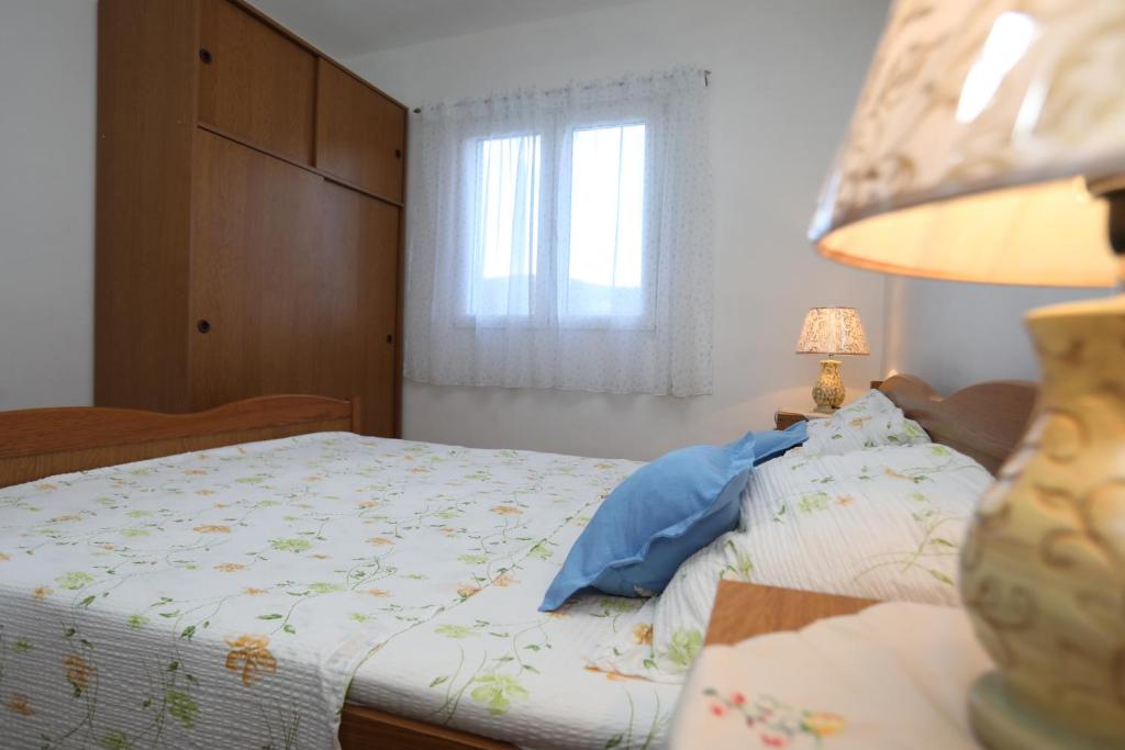 Postel nebo postele na pokoji v ubytování Apartment Vinisce 16439b