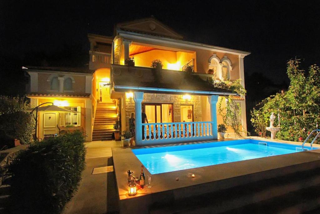 Basen w obiekcie Family friendly apartments with a swimming pool Lovran, Opatija - 14178 lub w pobliżu