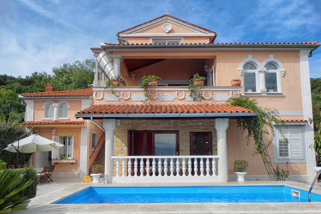 Basen w obiekcie Family friendly apartments with a swimming pool Lovran, Opatija - 14178 lub w pobliżu