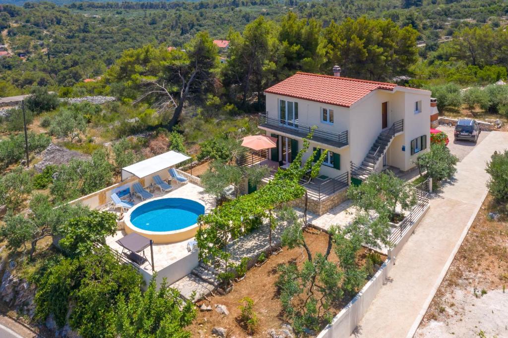 una vista aérea de una casa con piscina en Holiday house with a swimming pool Rogac, Solta - 16444 en Grohote