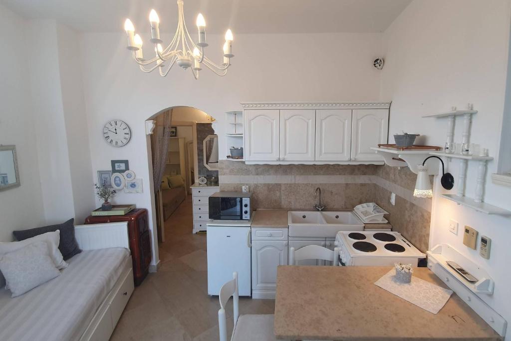 Kuchnia lub aneks kuchenny w obiekcie Family friendly apartments with a swimming pool Lovran, Opatija - 14178