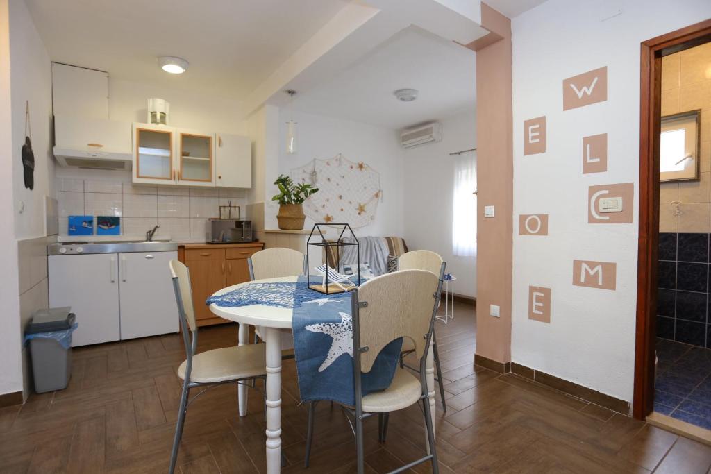 Fotografia z galérie ubytovania Apartments and rooms with parking space Makarska - 16449 v destinácii Makarska