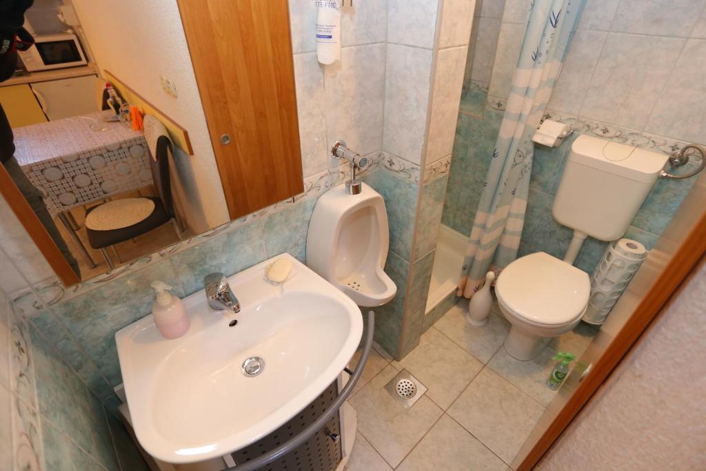 Kúpeľňa v ubytovaní Apartments by the sea Podgora, Makarska - 16476