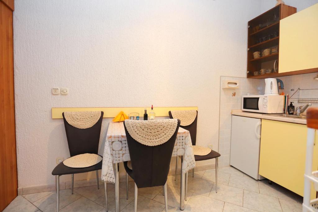 Kuchyňa alebo kuchynka v ubytovaní Apartments by the sea Podgora, Makarska - 16476