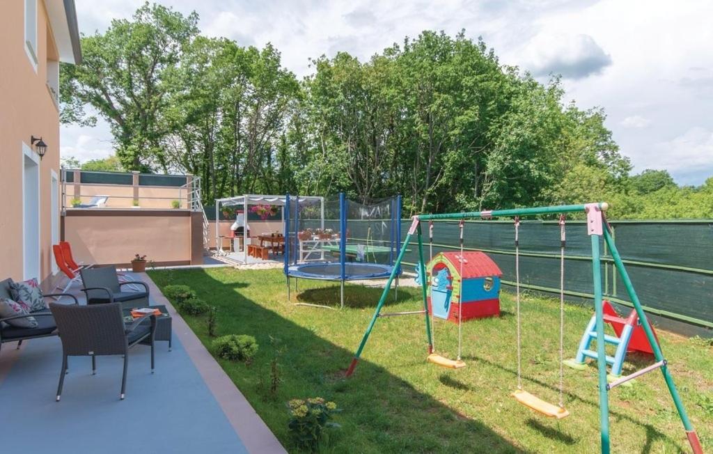 Zdjęcie z galerii obiektu Family friendly house with a swimming pool Sumber, Central Istria - Sredisnja Istra - 16465 w mieście Nedeščina