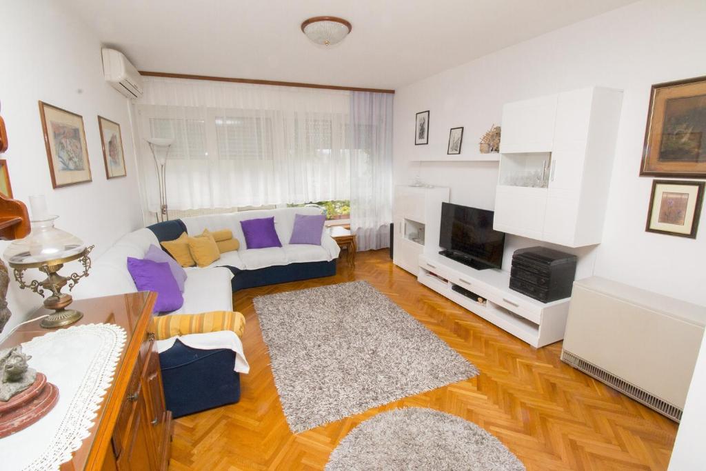 Apartments with parking space Omis - 16497