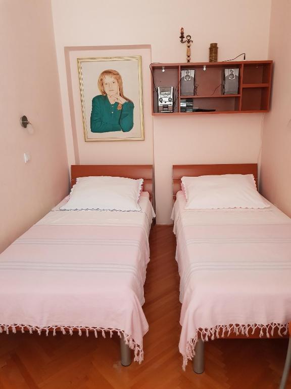 Postel nebo postele na pokoji v ubytování Apartments with parking spaces Makarska - 16521