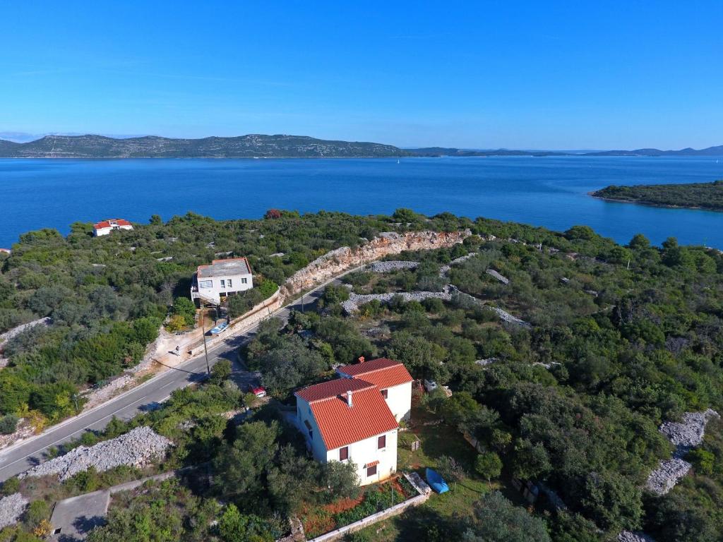 an aerial view of a house on an island in the water at Apartment Mali Iz 16535b in Veli Iž