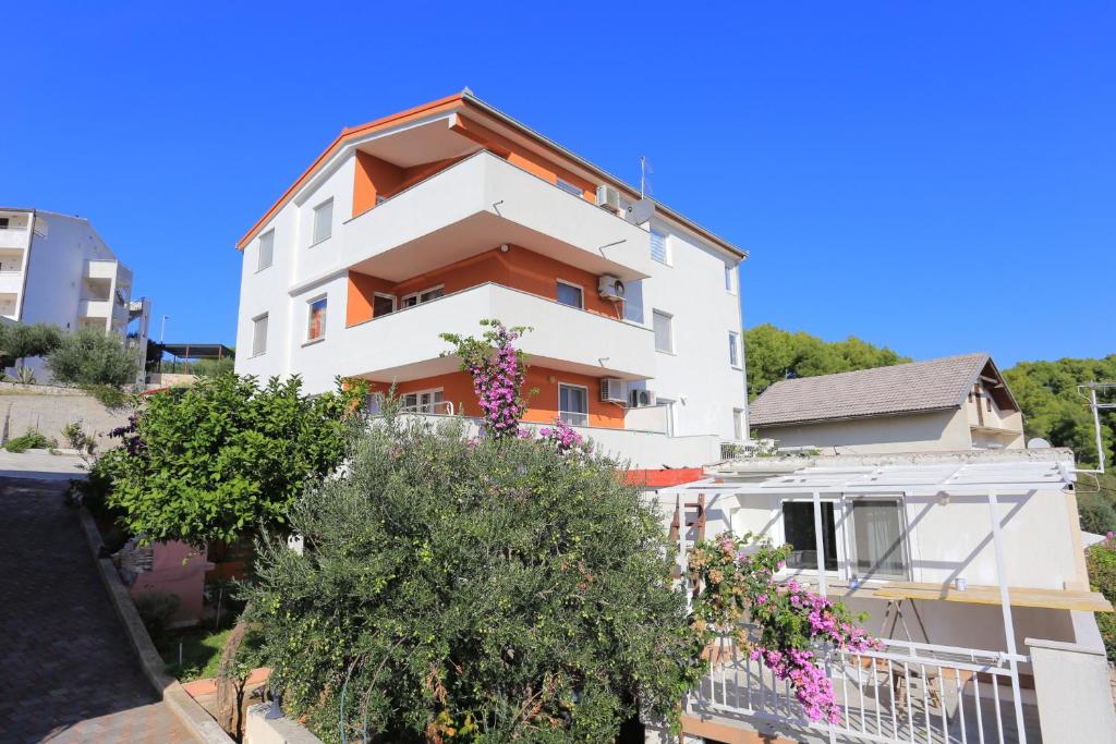 Fotografia z galérie ubytovania Family friendly apartments with a swimming pool Mavarstica, Ciovo - 16559 v Trogiri