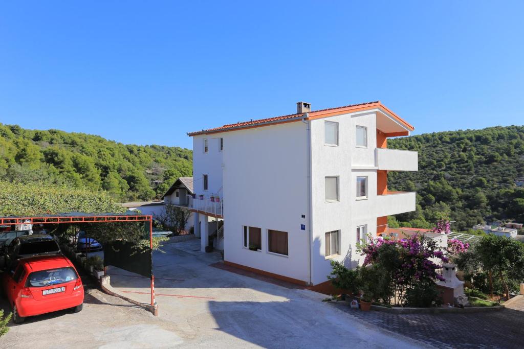 Fotografia z galérie ubytovania Family friendly apartments with a swimming pool Mavarstica, Ciovo - 16559 v Trogiri