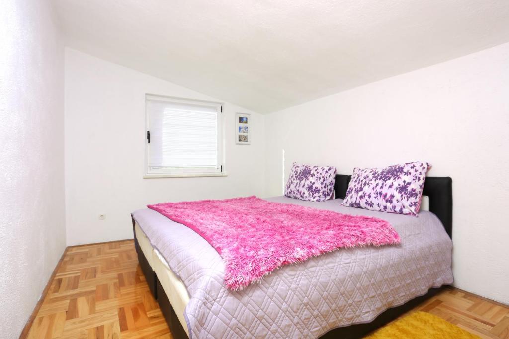 Fotografia z galérie ubytovania Family friendly apartments with a swimming pool Mavarstica, Ciovo - 16559 v Trogiri