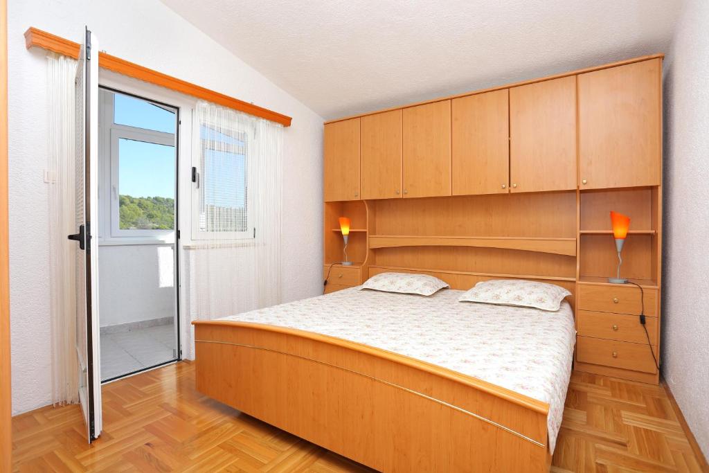 Fotografia z galérie ubytovania Family friendly apartments with a swimming pool Mavarstica, Ciovo - 16559 v Trogiri