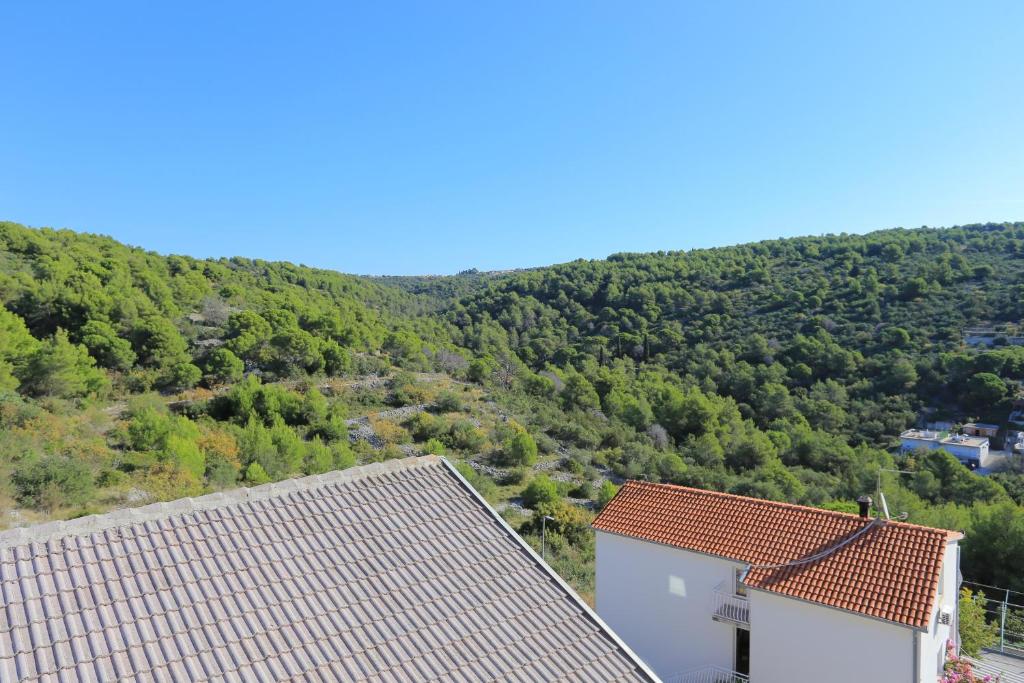 Fotografia z galérie ubytovania Family friendly apartments with a swimming pool Mavarstica, Ciovo - 16559 v Trogiri