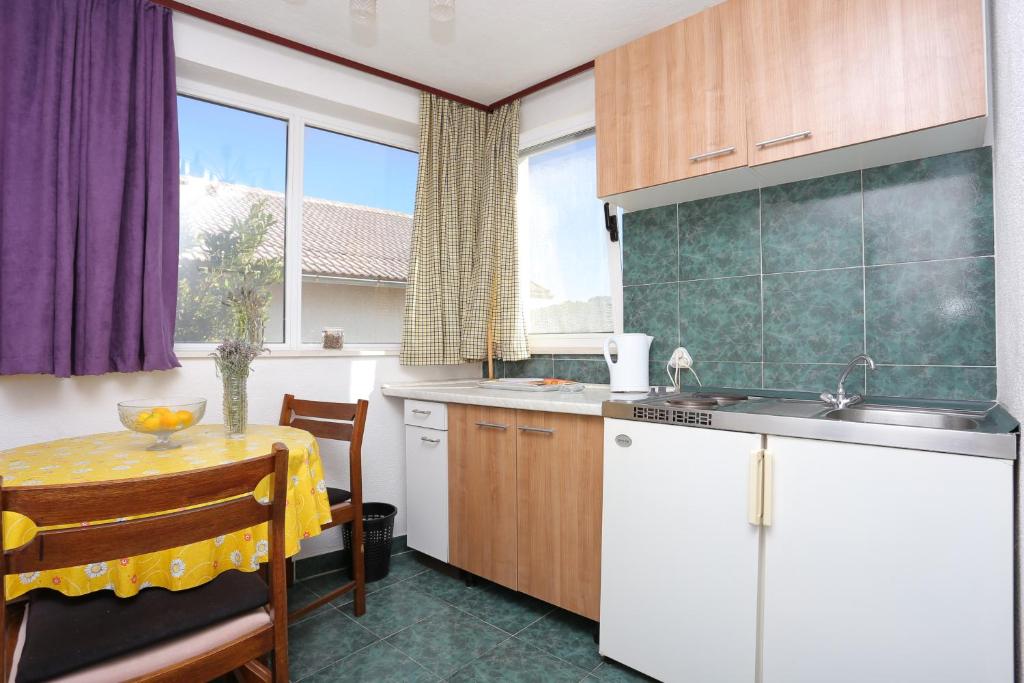 Fotografia z galérie ubytovania Family friendly apartments with a swimming pool Mavarstica, Ciovo - 16559 v Trogiri