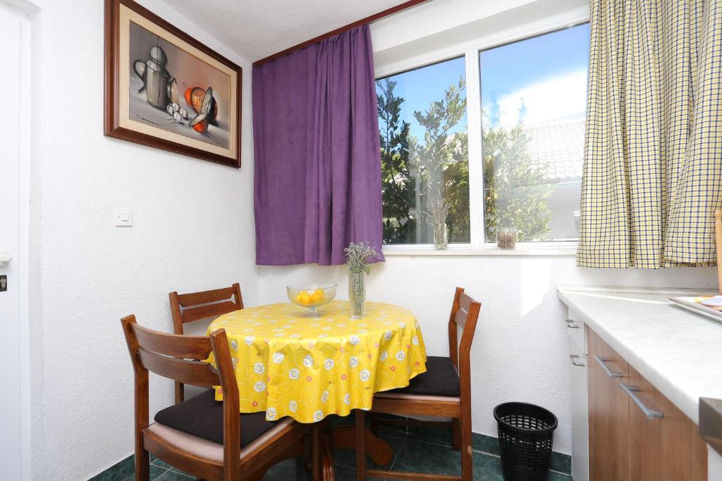 Fotografia z galérie ubytovania Family friendly apartments with a swimming pool Mavarstica, Ciovo - 16559 v Trogiri