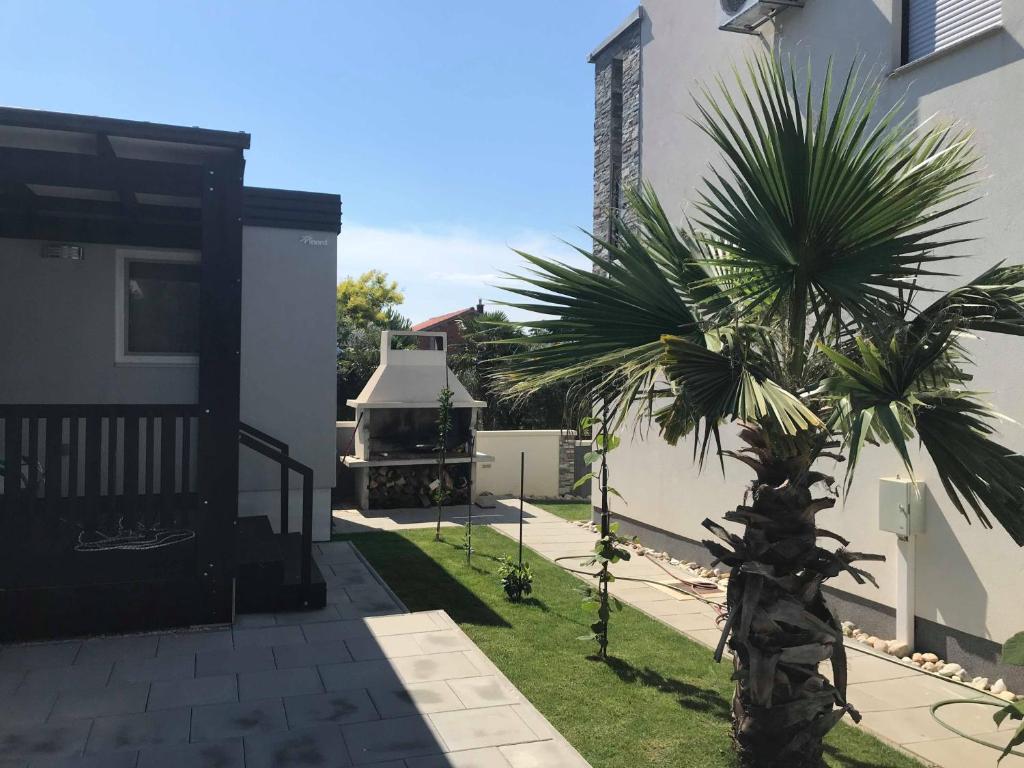 Vonkajšia záhrada v ubytovaní Apartment Pakostane 16579a