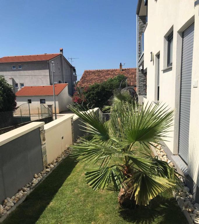 Vonkajšia záhrada v ubytovaní Apartment Pakostane 16579a