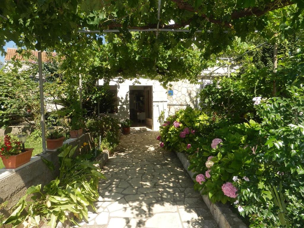 Ogród w obiekcie Apartments by the sea Sucuraj, Hvar - 16404