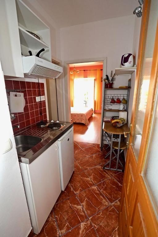 Kuchnia lub aneks kuchenny w obiekcie Apartments by the sea Sucuraj, Hvar - 16404
