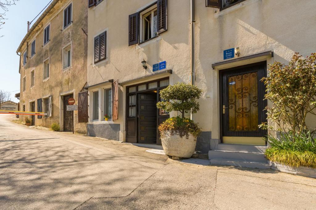莫托文的住宿－Apartments with a parking space Motovun, Central Istria - Sredisnja Istra - 14160，街道边有门的建筑物