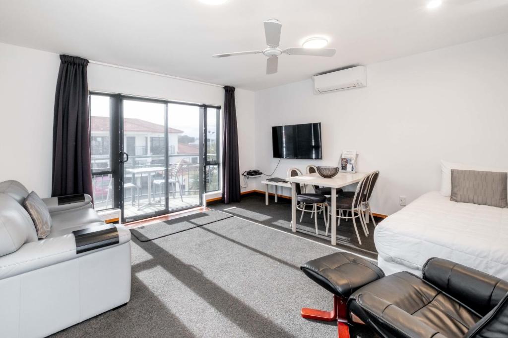 Televiisor ja/või meelelahutuskeskus majutusasutuses Palms Motel