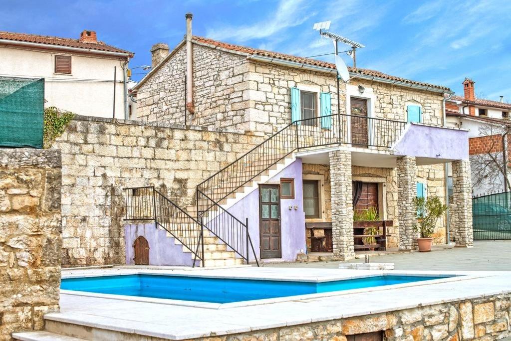 Bazén v ubytování Family friendly house with a swimming pool Frankovici, Central Istria - Sredisnja Istra - 16569 nebo v jeho okolí