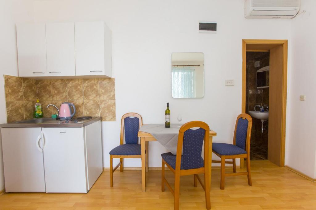 Kuchyňa alebo kuchynka v ubytovaní Apartments by the sea Baska Voda, Makarska - 16378