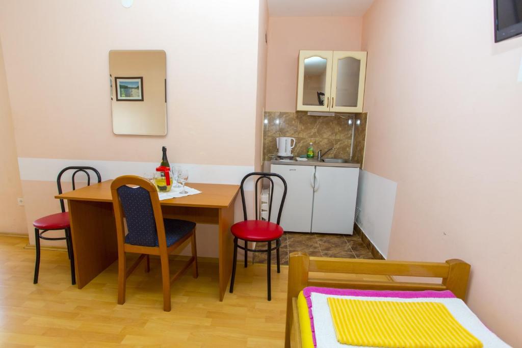Televízia a/alebo spoločenská miestnosť v ubytovaní Apartments by the sea Baska Voda, Makarska - 16378