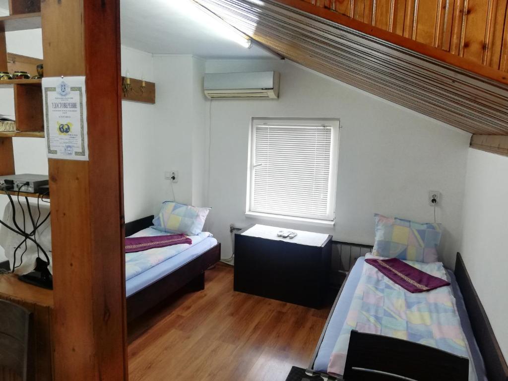 トロヤンにあるGuest Room Asparuhの二段ベッド1組、窓が備わる小さな客室です。