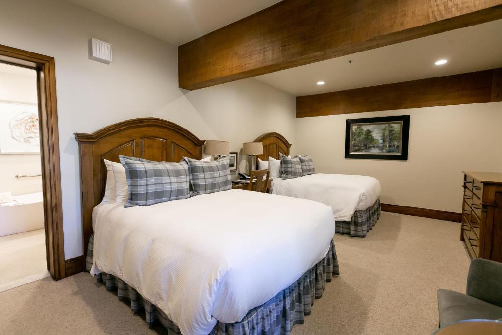 帕克城的住宿－Deluxe Two Queen Room Hotel Room，一间卧室设有两张床和窗户。