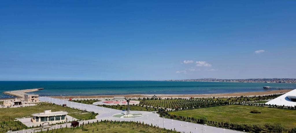 uma vista para a praia e para o oceano em Sumqayıt bulvarı em Sumqayıt