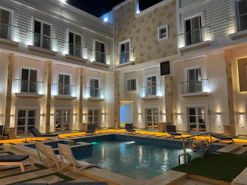 uma piscina no meio de um edifício em Boka Bay One em Hurghada