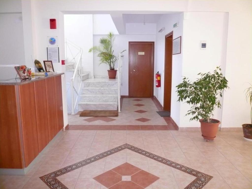 亞歷山德魯波利斯的住宿－HotelApart Filoxenia，楼内带有盆栽的走廊