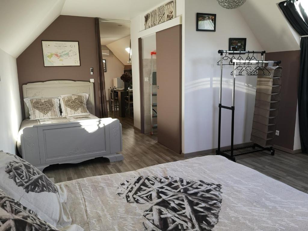 a bedroom with a bed and a room with a closet at Chambre Fleurs de Lys proche Zooparc de Beauval et des Châteaux de la Loire in Couffy