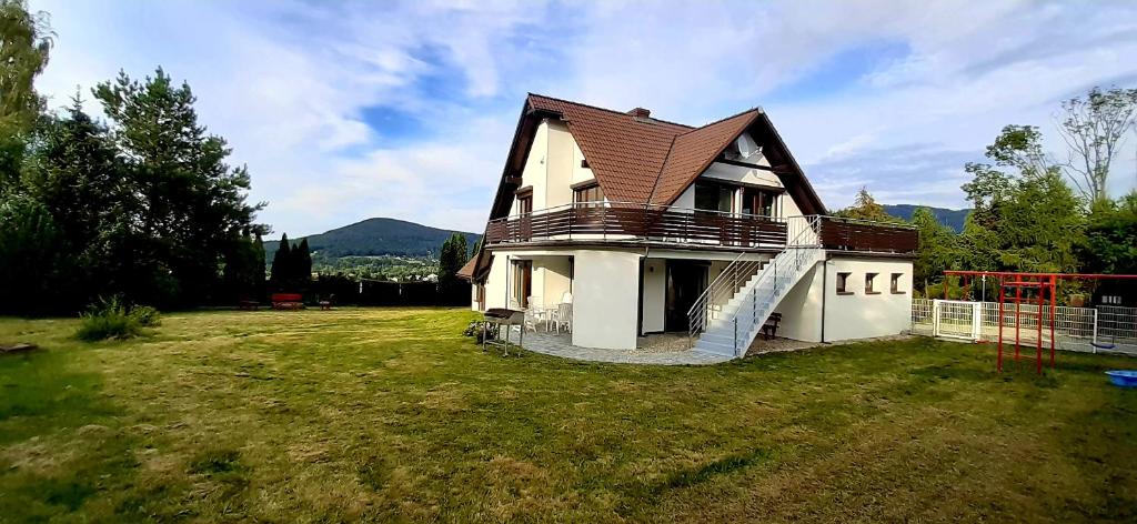 a small house with a roof on a yard at To Tu Dom in Brenna