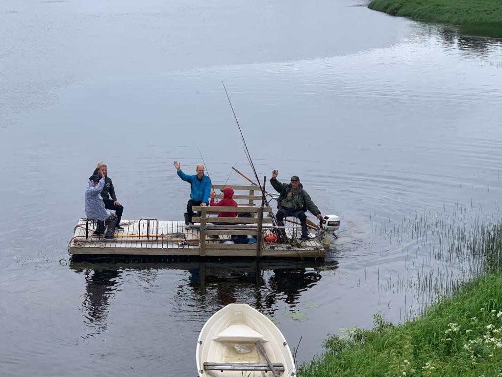 Výhled na řeku, která protéká v blízkosti vily