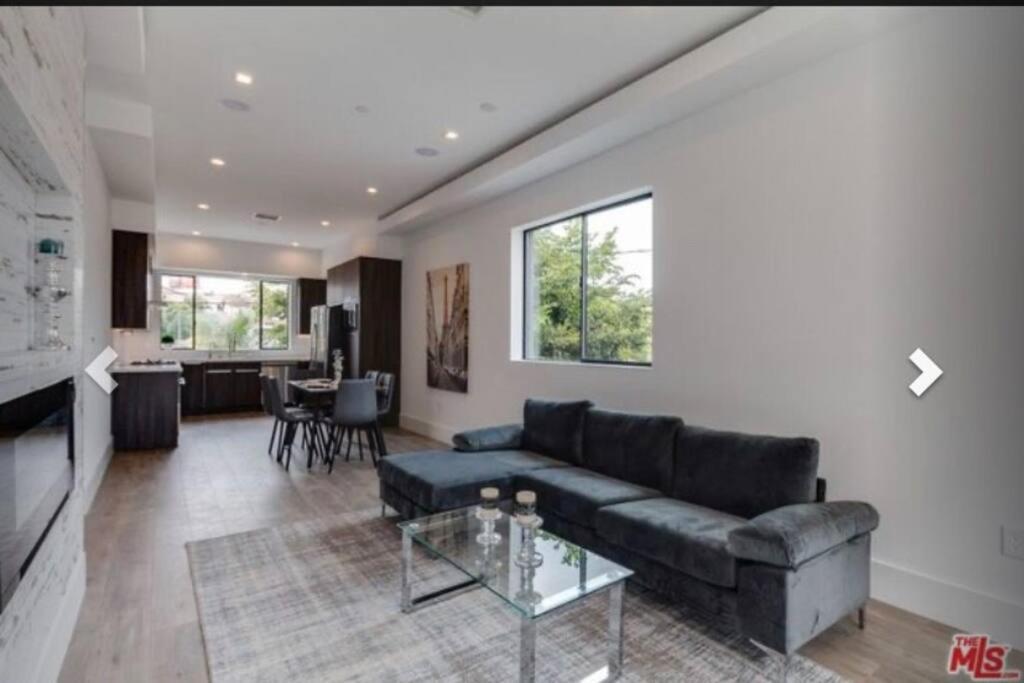 sala de estar con sofá y mesa en 2 New Luxury Modern 3 story homes, en Los Ángeles