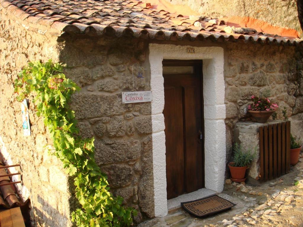 an entrance to a stone house with a door at Cantinho da Coxixa in Monsanto