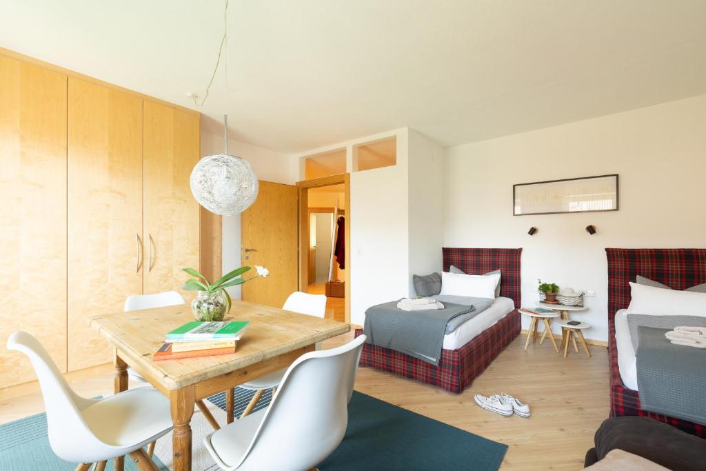 Postel nebo postele na pokoji v ubytování Riedz Apartments Innsbruck- Zentrales Apartmenthaus mit grüner Oase
