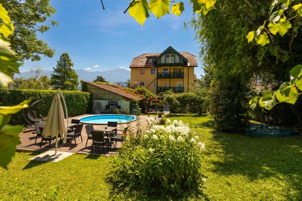 Bazén v ubytování Riedz Apartments Innsbruck- Zentrales Apartmenthaus mit grüner Oase nebo v jeho okolí