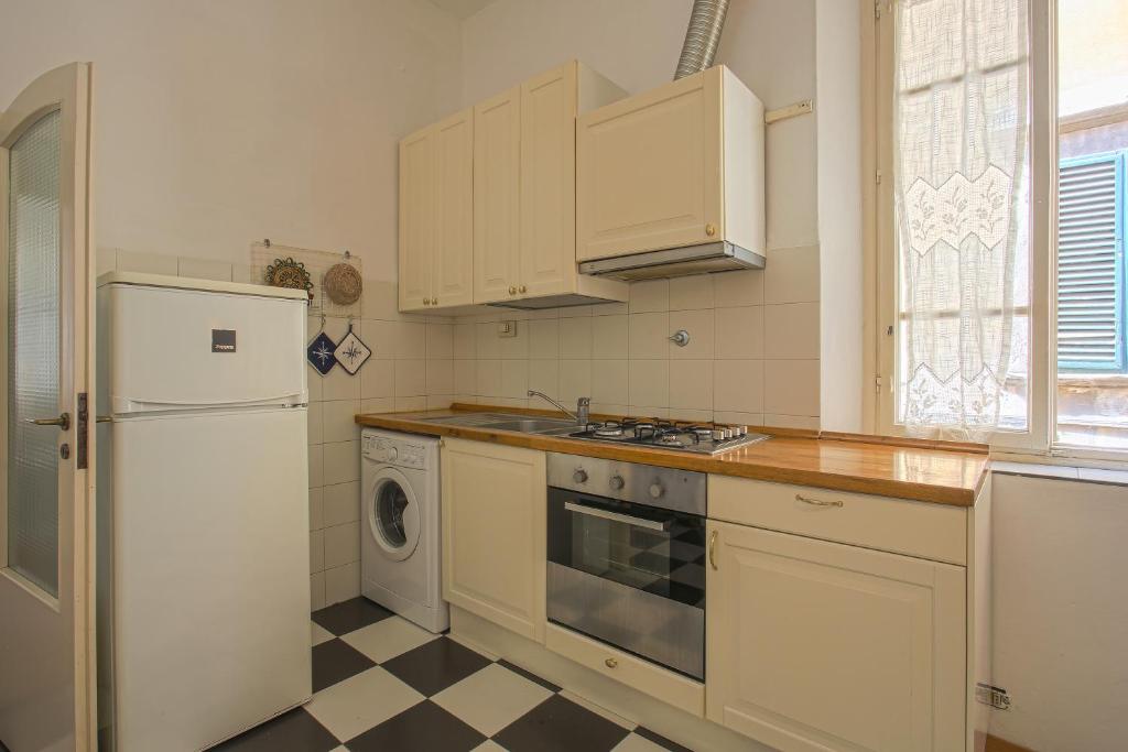A kitchen or kitchenette at La Casa dell'Artista