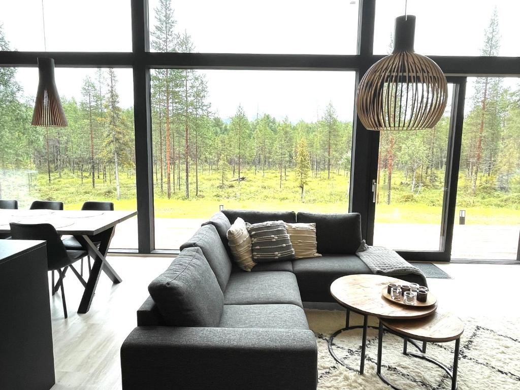 sala de estar con sofá y ventana grande en Villa JoenPolku Ruka, en Ruka