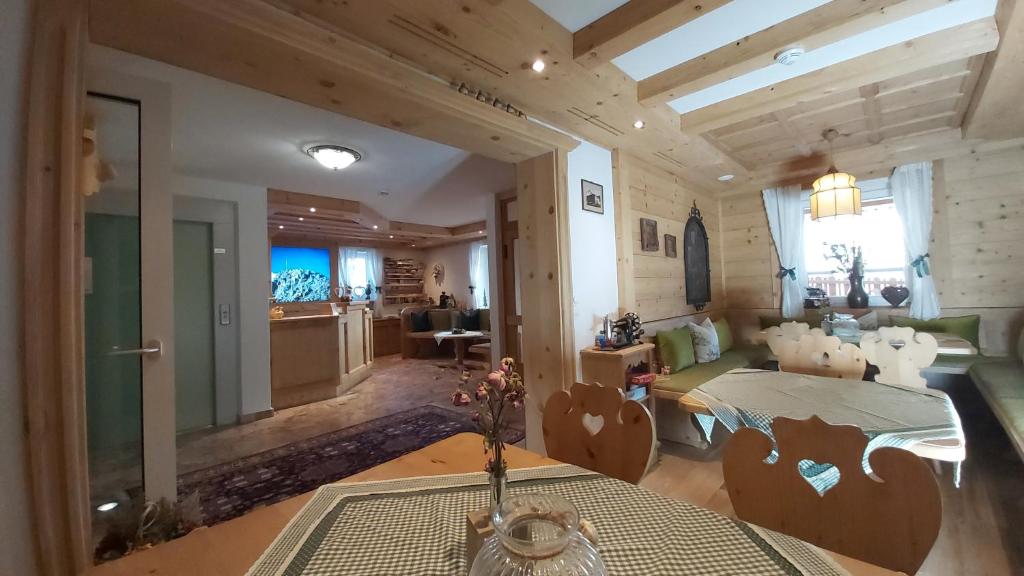 Posezení v ubytování Adler Hotel-Pension