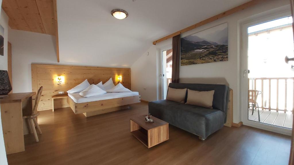 Postel nebo postele na pokoji v ubytování Adler Hotel-Pension