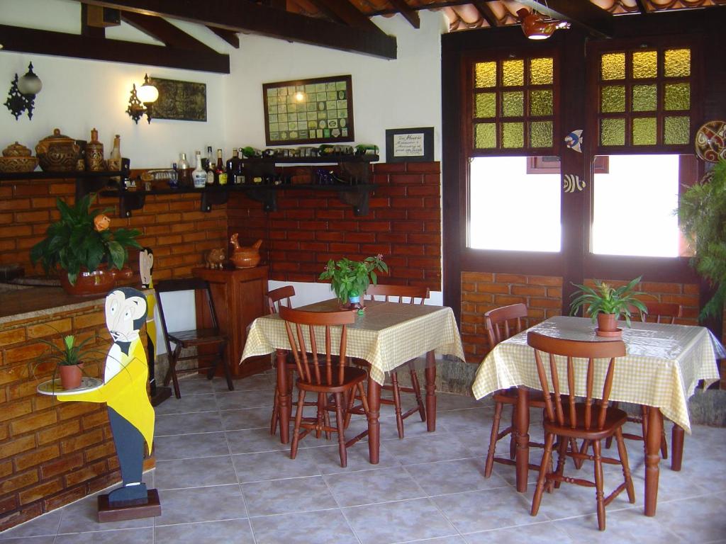 Um restaurante ou outro lugar para comer em Rey das Ostras Pousada