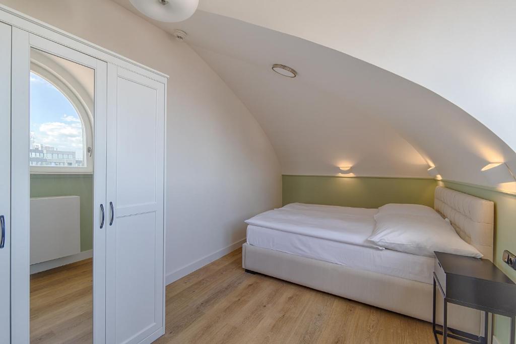 Ένα ή περισσότερα κρεβάτια σε δωμάτιο στο Luma Terra Prague Hostel