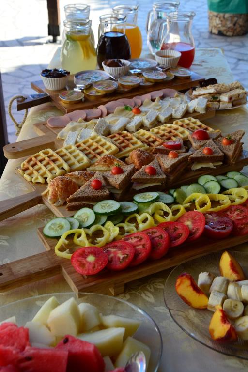 stół z wieloma różnymi rodzajami żywności w obiekcie Guest House Vera w Ulcinju