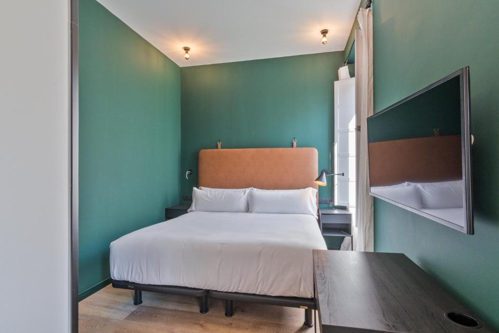 Postel nebo postele na pokoji v ubytování Uma Suites Atocha