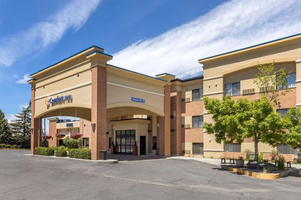 ein Hotel mit Parkplatz in der Unterkunft Comfort Inn Butte City Center I-15 - I-90 in Butte